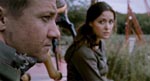 Doyle (Jeremy Renner) og Scarlet (Rose Byrne) får sig en snak i én af filmens få stille scener