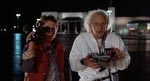 Marty og Doc Brown (Christopher Lloyd) under det første tidsrejseeksperiment. Doc fjernstyrer tidsmaskinen og Marty dokumenterer.