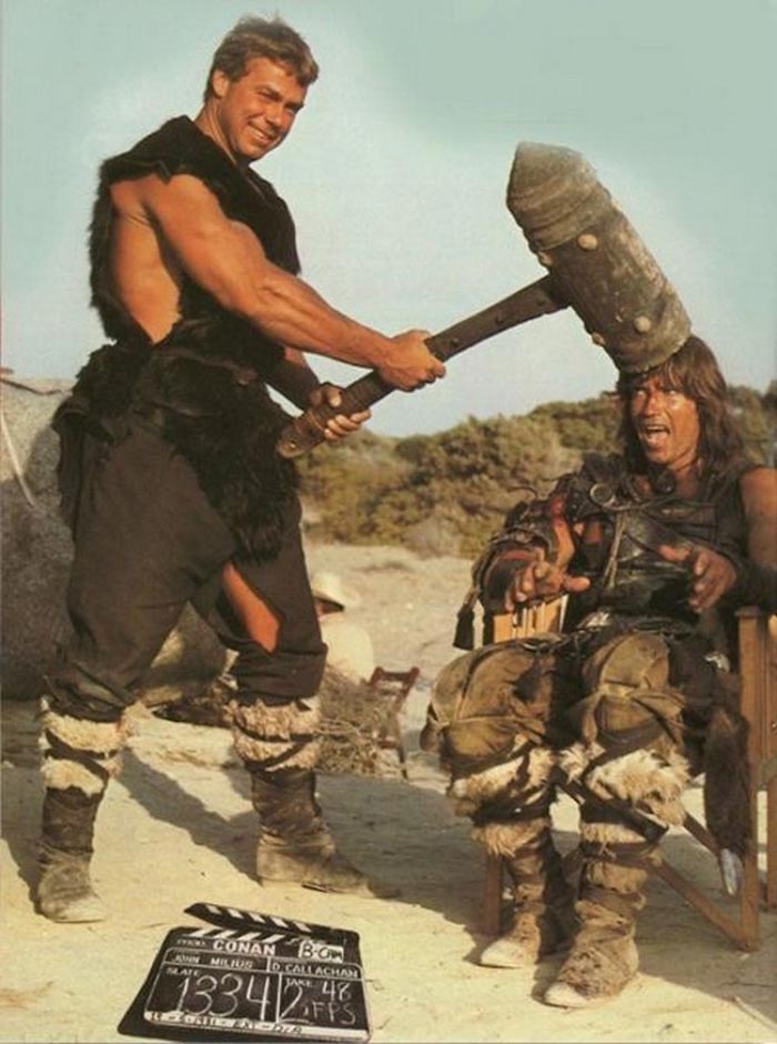 Sjov på settet under optagelserne til 'Conan the Barbarian'.